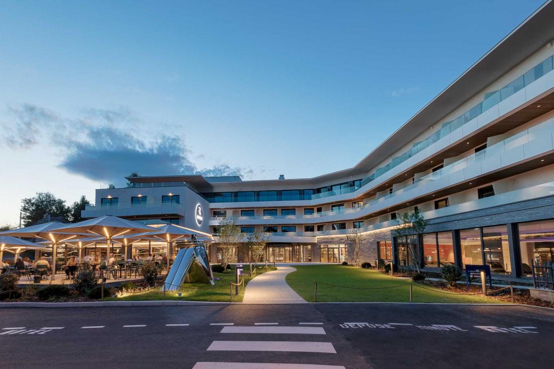 Seule une petite route sépare l’hôtel du lac d’Annecy, à 10 mn du centre-ville