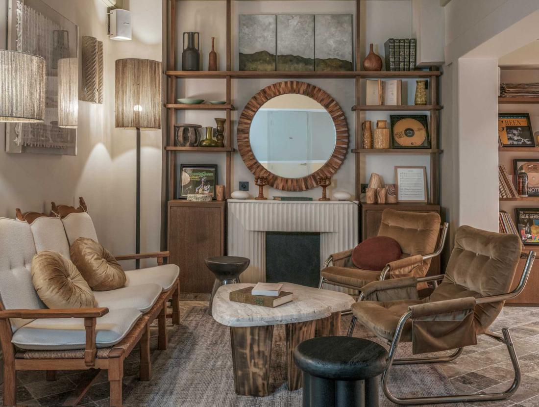 Au rez-de-chaussée, un petit salon où s’installer pour travailler ou boire un café