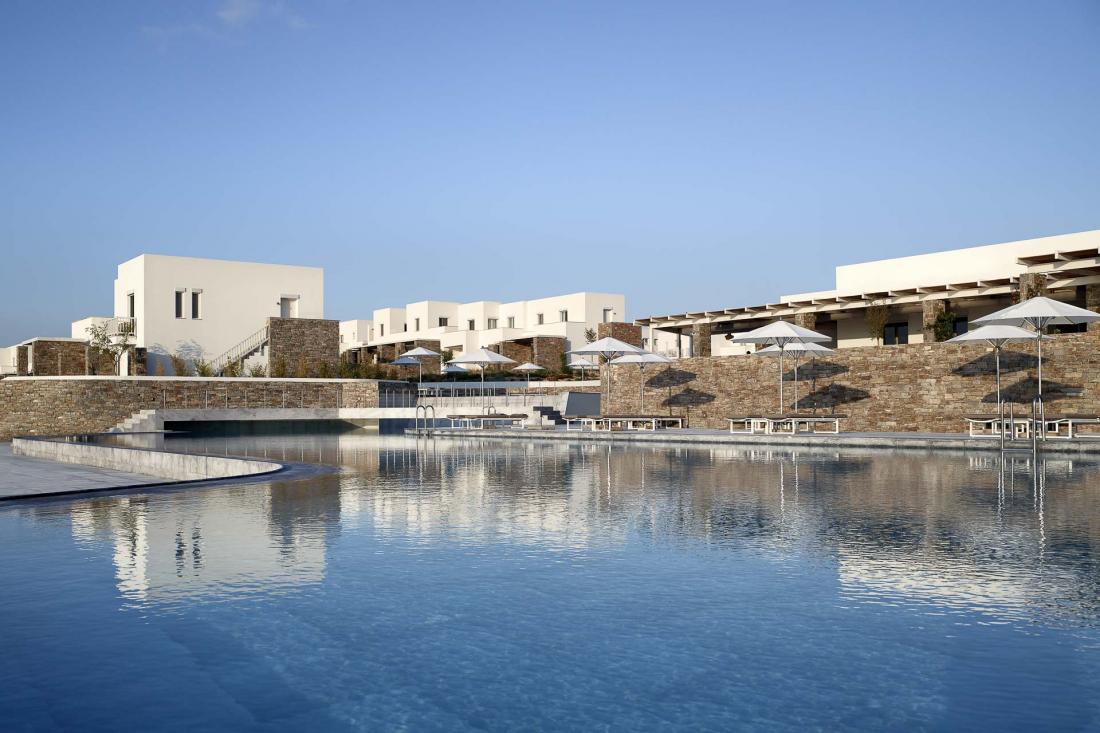 Les deux grandes piscines de forme libre sont l’endroit idéal pour passer un après-midi d’été 