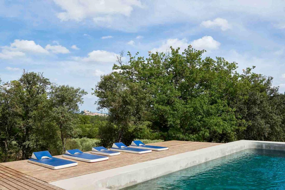  La piscine extérieure vole la vedette à la Côte d’Azur