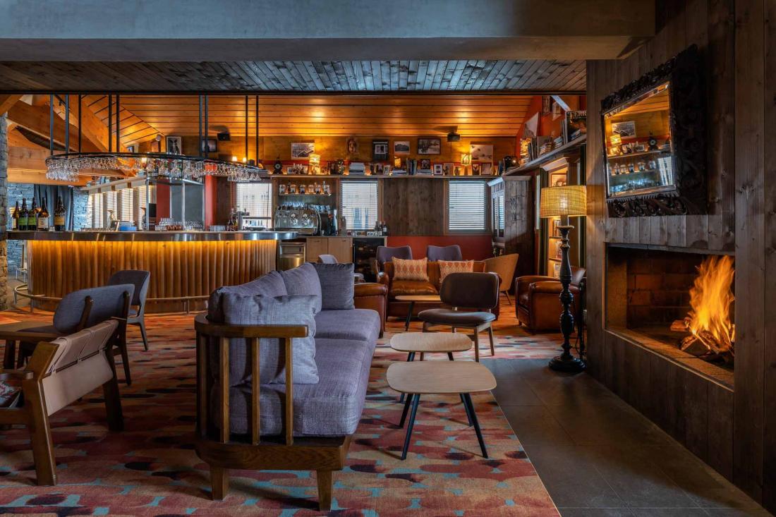 Intérieur colorés et chaleureux au bar, avec sa cheminée qui crépite