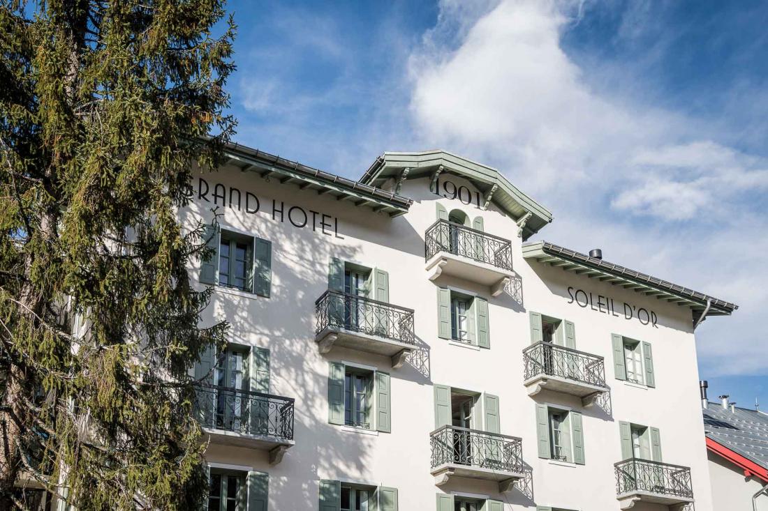 Le Grand Hôtel du Soleil d’Or se trouve à quelques minutes du centre du village, face aux montagnes. © David Machet. Le Grand Hôtel du Soleil d’Or se trouve à quelques minutes du centre du village, face aux montagnes