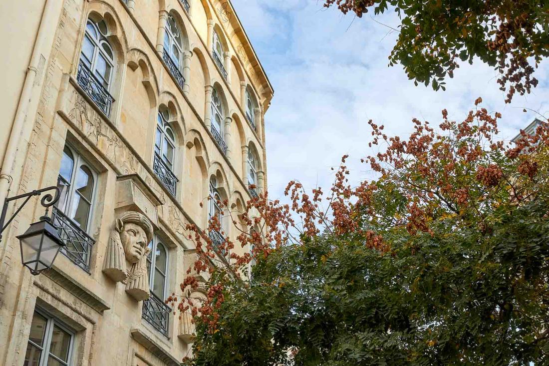 La façade de l’hôtel construite en 1826 est classée aux Monuments Historiques