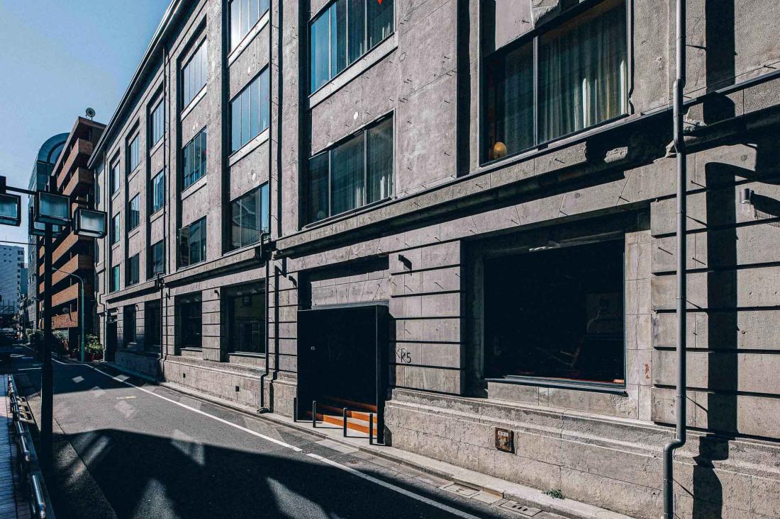 La façade de l’immeuble, à deux pas du Kabuto-cho, la bourse de Tokyo La façade de l’immeuble, à deux pas du Kabuto-cho, la bourse de Tokyo