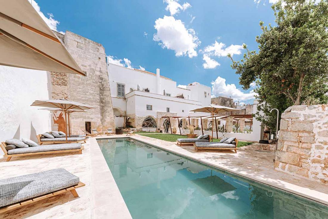 L’hôtel est le seul au centre-ville à posséder un jardin et une piscine