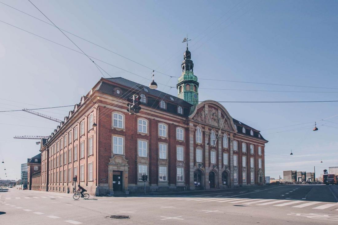 L’hôtel a pris ses quartiers dans un majestueux bâtiment en brique en face de la gare