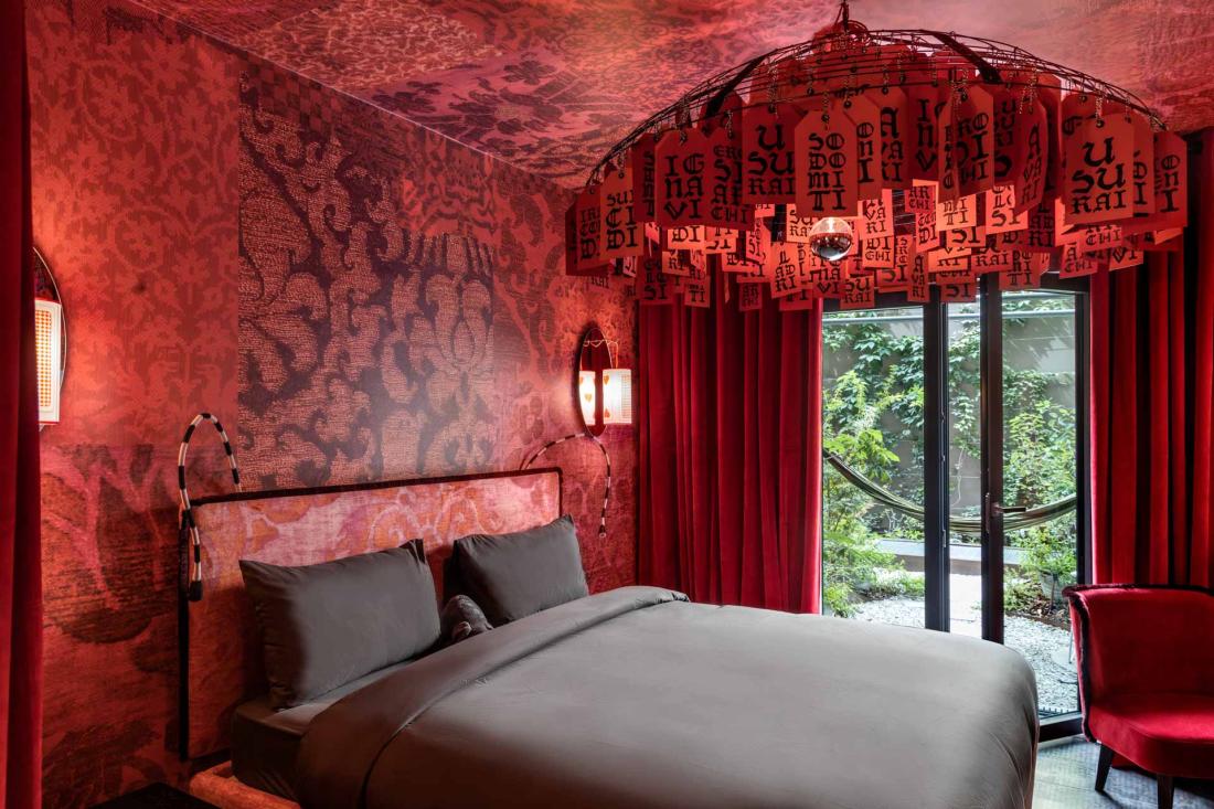 La décoration des chambres explore les valeurs du bien et du mal, thème récurrent chez Dante 