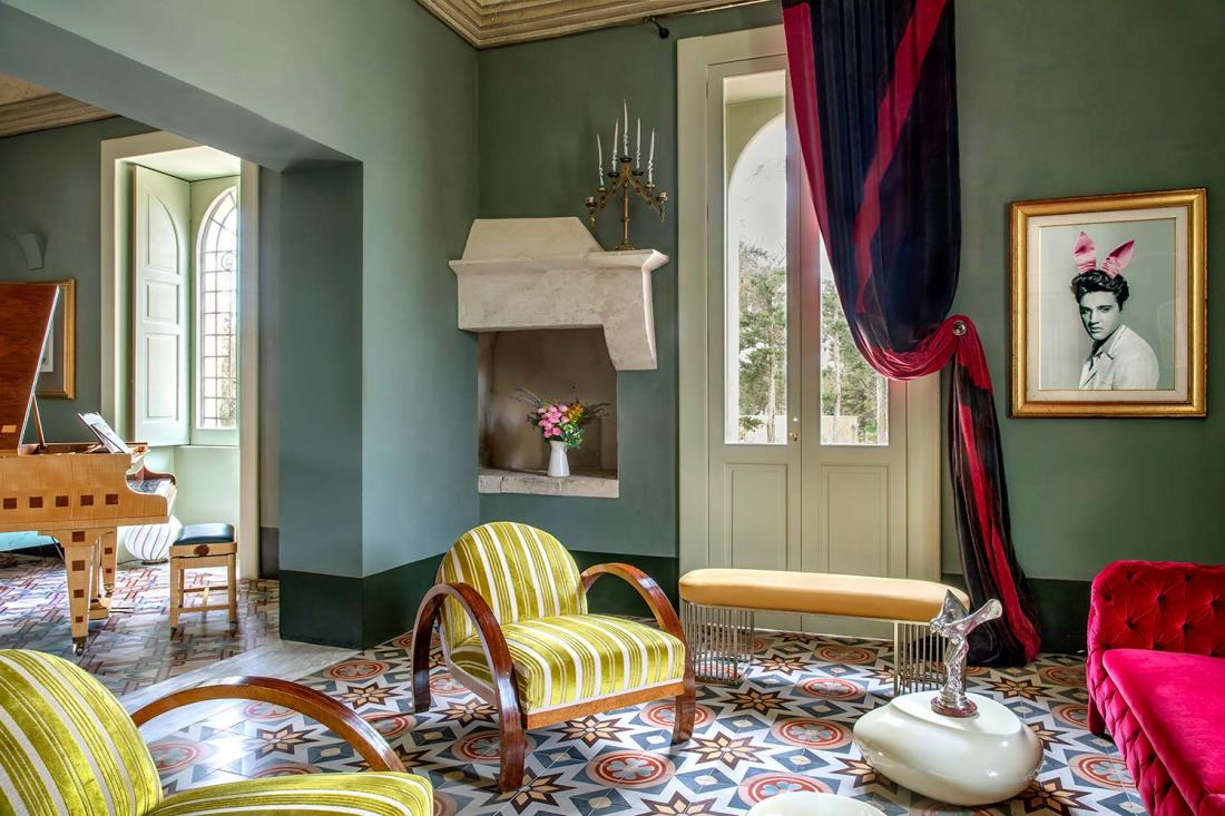 Un mobilier éclectique compose la résidence soigneusement restaurée