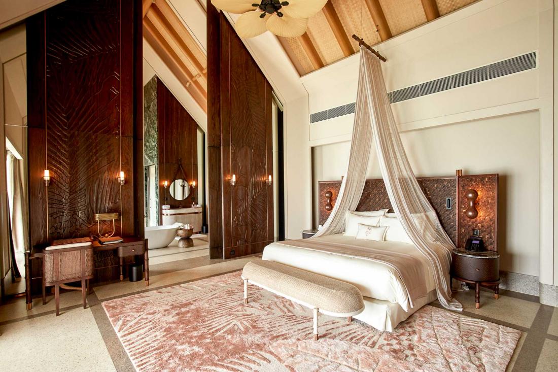 Toutes les Villas – ici une Water Villas – contiennent du mobilier artisanal, une bibliothèques choisies et des objets d’art.