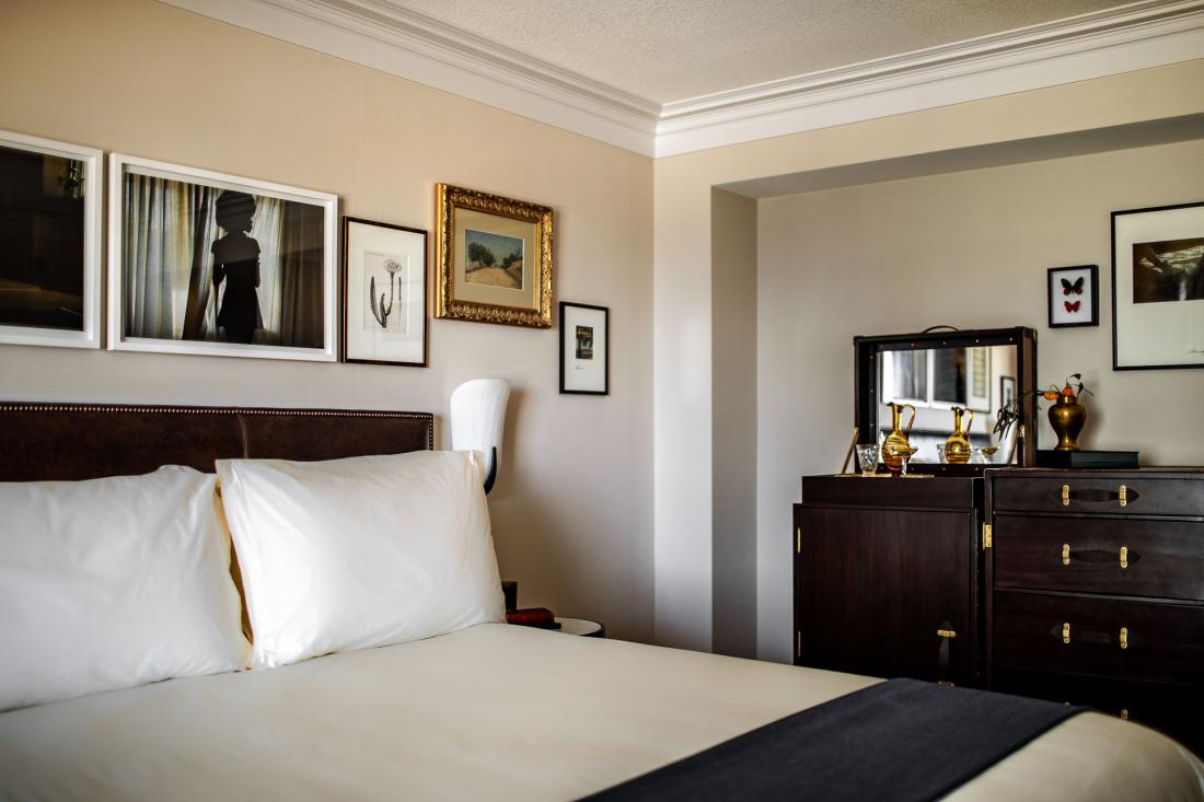 Chaque chambre est unique et sophistiquée, avec ses meubles et objets provenant d’antiquaires d’Europe et des Etats-Unis.