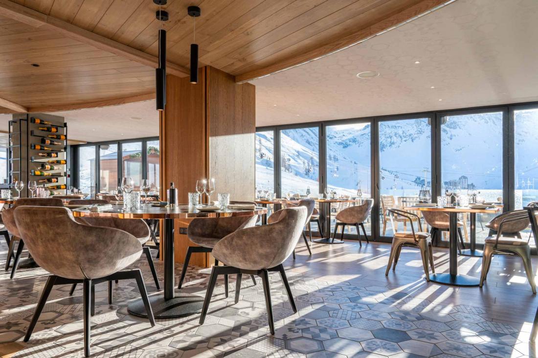La salle à manger du restaurant immerge les clients dans le paysage montagnard © Pascale Beroujon