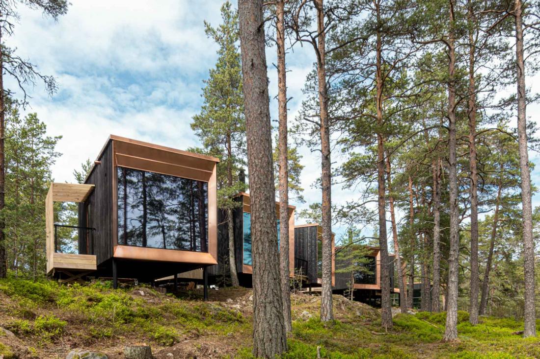 Les cabanes au design épuré ont été conçues en bois finlandais selon des principes durables