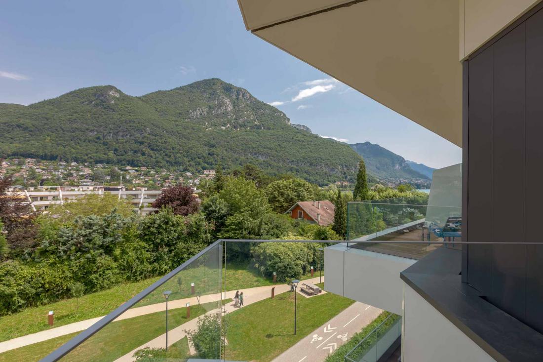 Au choix, terrasses avec vue sur les montagnes ou sur le lac