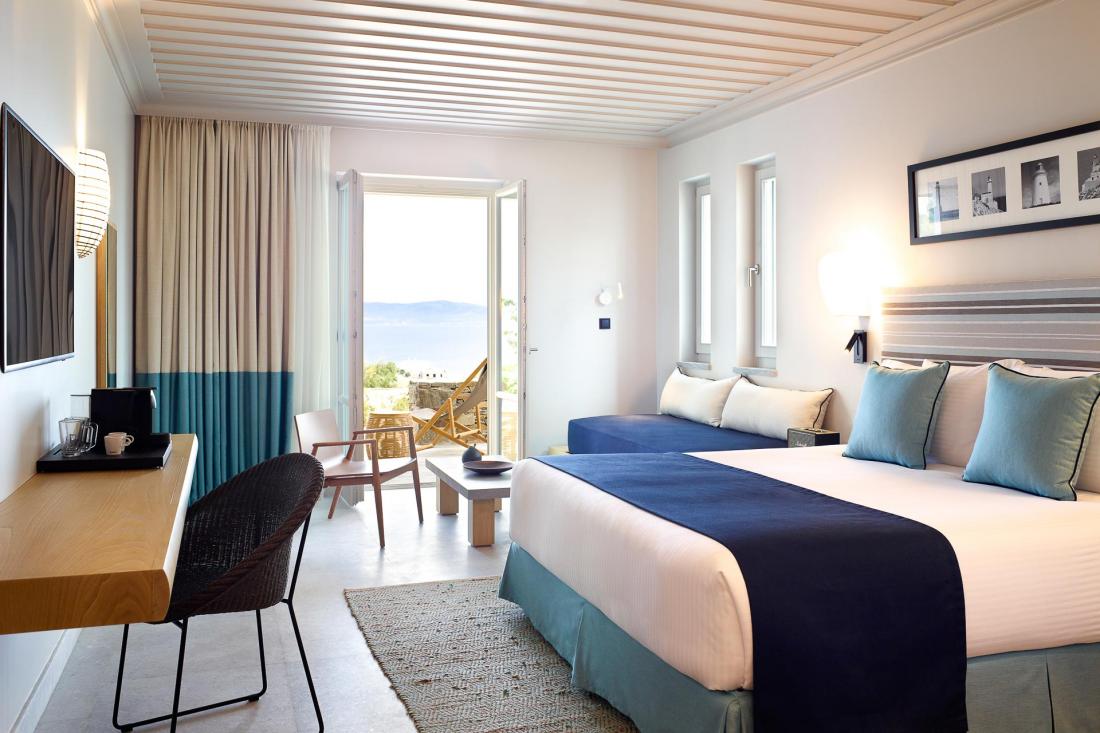 Cette Junior Suite avec vue sur mer peut accueillir jusqu’à 3 personnes et possèd un balcon privé 