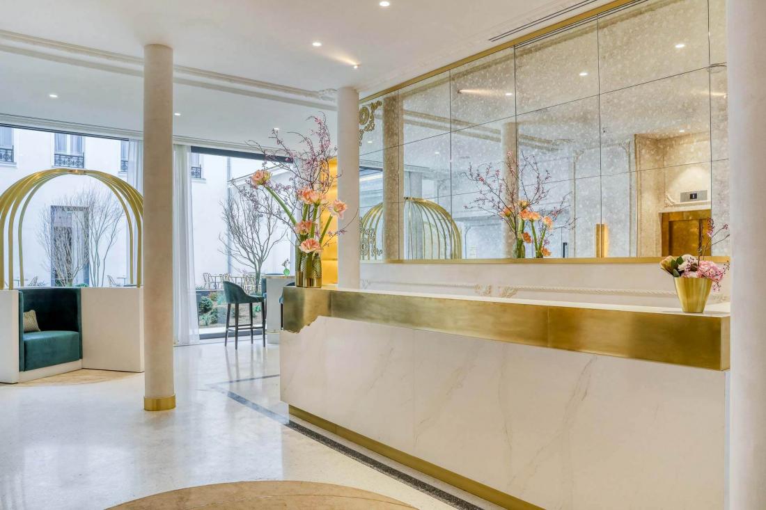 Le lobby lumineux en marbre s’ouvre sur le restaurant et le jardin