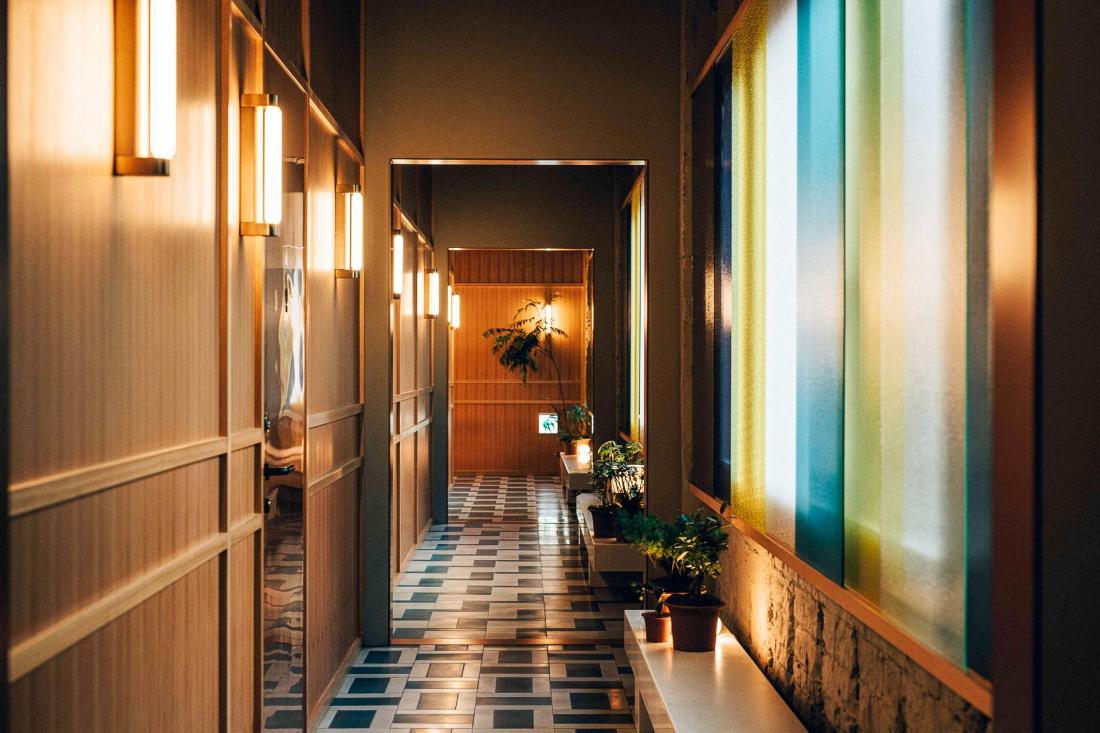L’arrière de l’hôtel faisant face à une autoroute, les designers se sont inspirés des phares des voitures pour teinter les vitres et créer un effet de kaléidoscope L’arrière de l’hôtel faisant face à une autoroute, les designers se sont inspirés des phares des voitures pour teinter les vitres et créer un effet de kaléidoscope