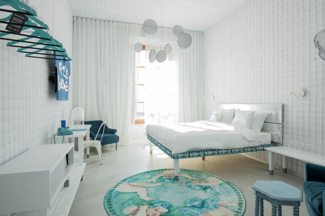  La décoratrice Paola Navone offre le choix amusant de passer une nuit au paradis ou en enfer 