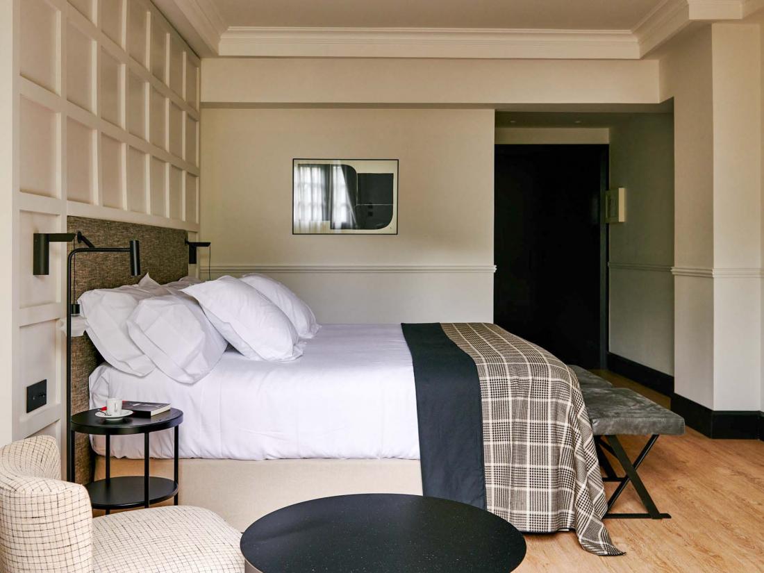 Ambiance moderne et minimaliste, mais chaleureuse, dans les chambres