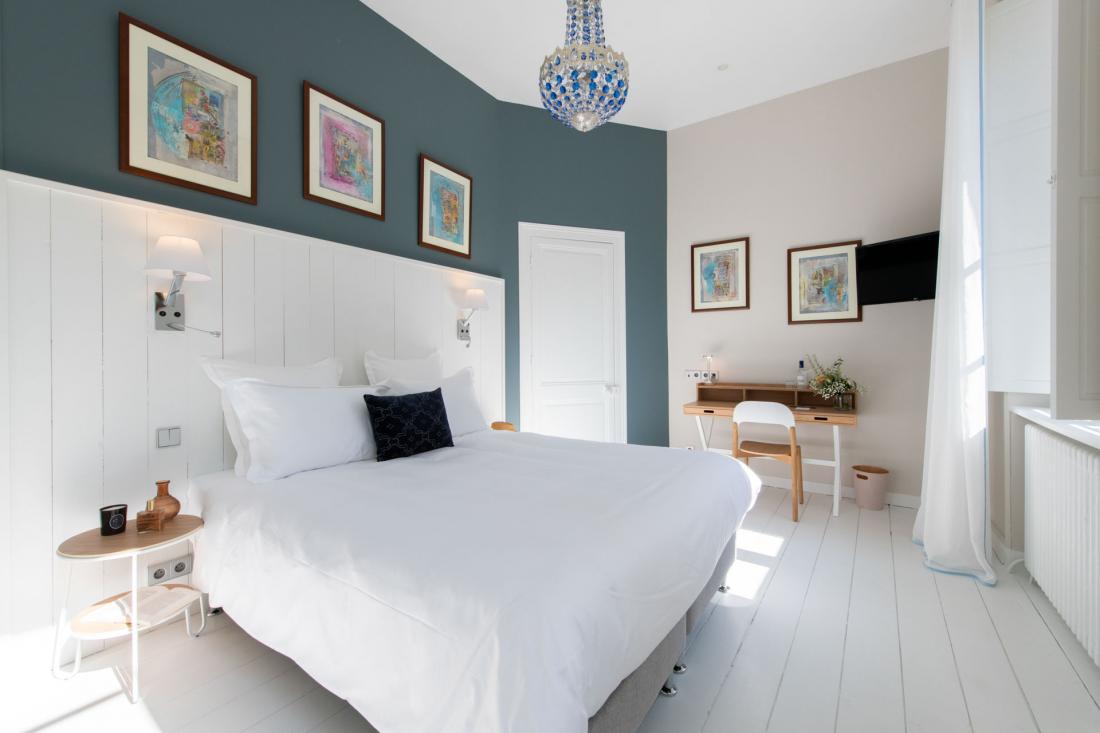 Une chambre prestige, entre design moderne et codes maritimes