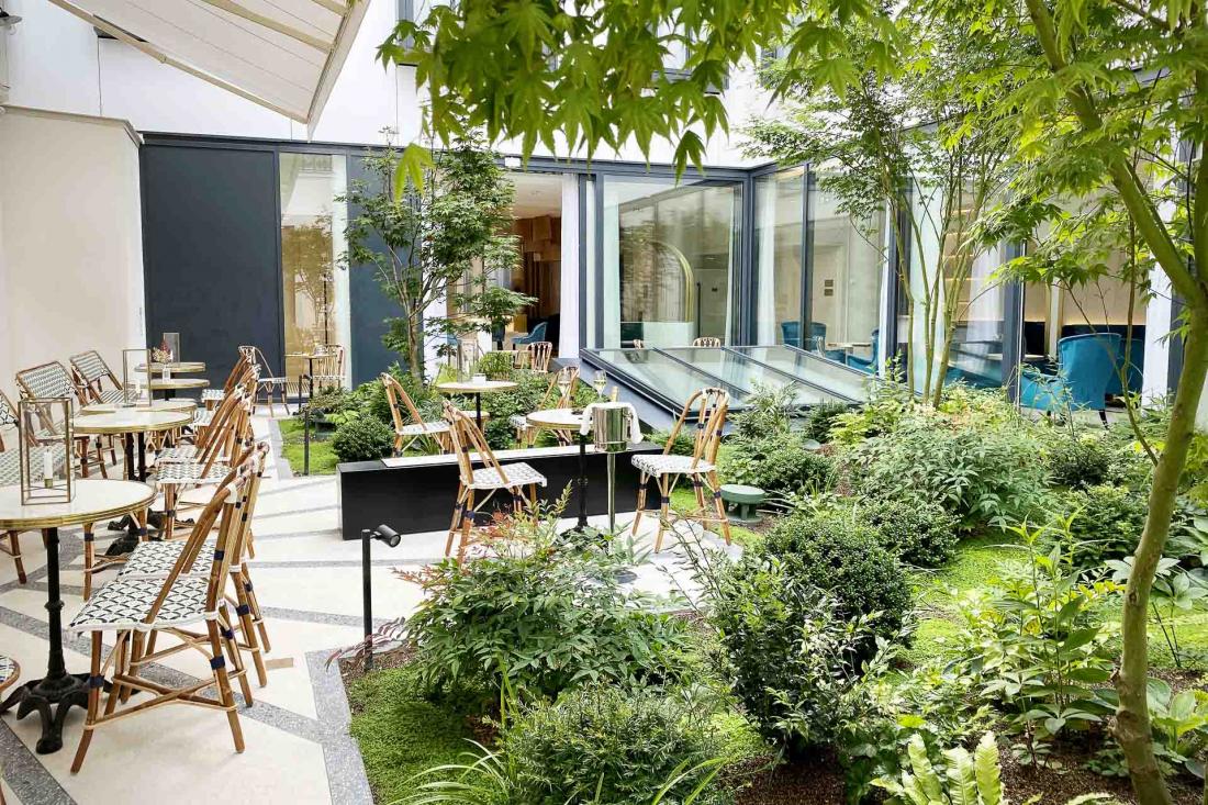 Le patio abrite une terrasse avec jardin, dont on profite même depuis les chambres