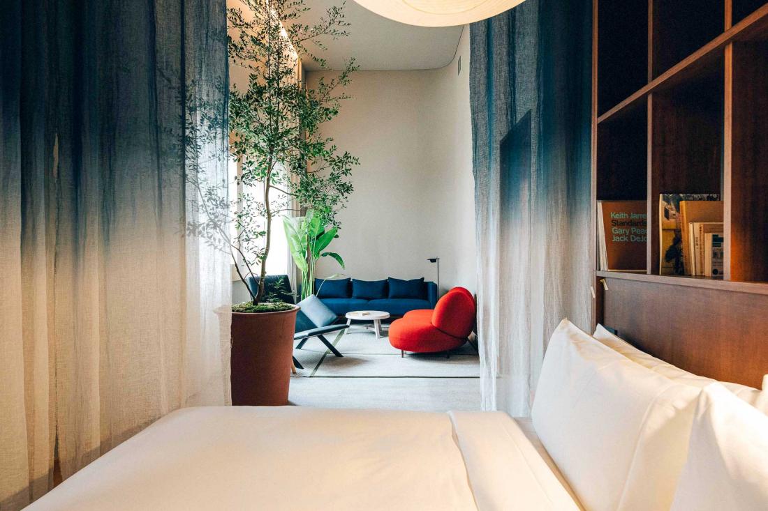 Chaque chambre possède ses lits sur mesure avec bureau et étagères intégrées Chaque chambre possède ses lits sur mesure avec bureau et étagères intégrées