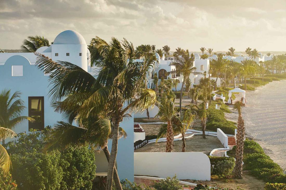 Des villas privées face à la mer, pour familles et amis, ponctuent la plage.
