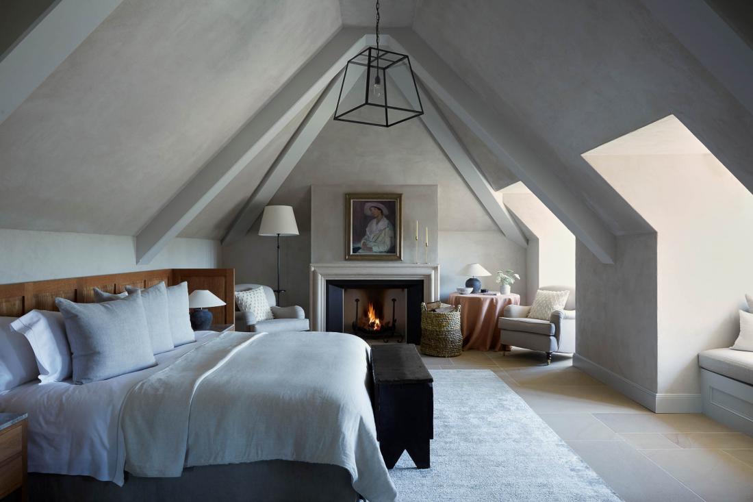 On s’approprie rapidement les chambres, familières et intimes, mêlant les matériaux naturels et artisanaux, qui racontent chacune leur propre histoire.