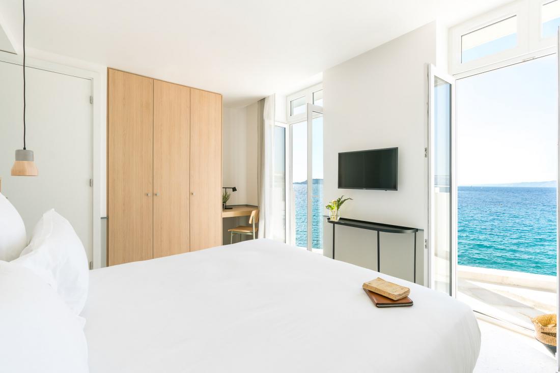 Les dix-neuf chambres et suites ouvrent intégralement sur la mer.