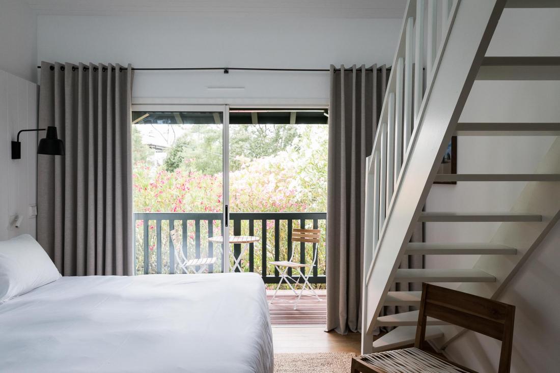 Les terrasses et balcons ouvrent sur une nature luxuriante, dans l’une des régions les plus sauvages de France.