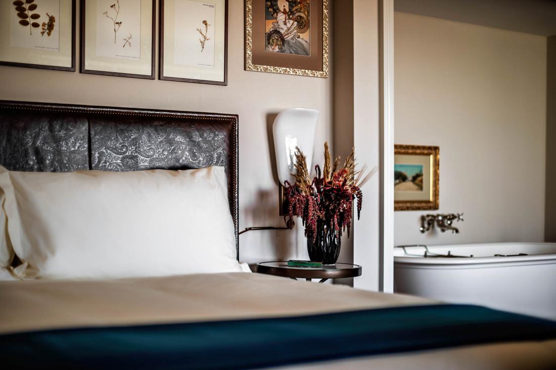 Les chambres Grande Premiere ont une entrée spacieuse, une salle-à-manger et une salle de bain avec baignoire sur pied et douche en marbre de Carrare.