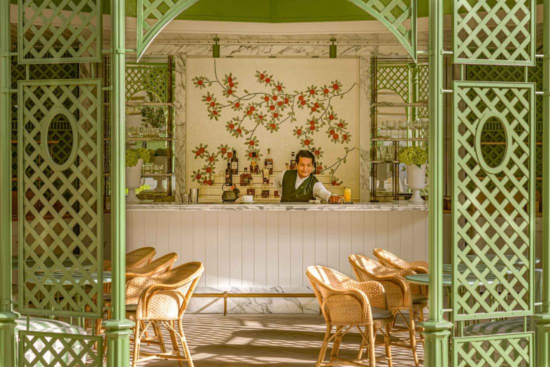 Le bar sous la gloriette en été