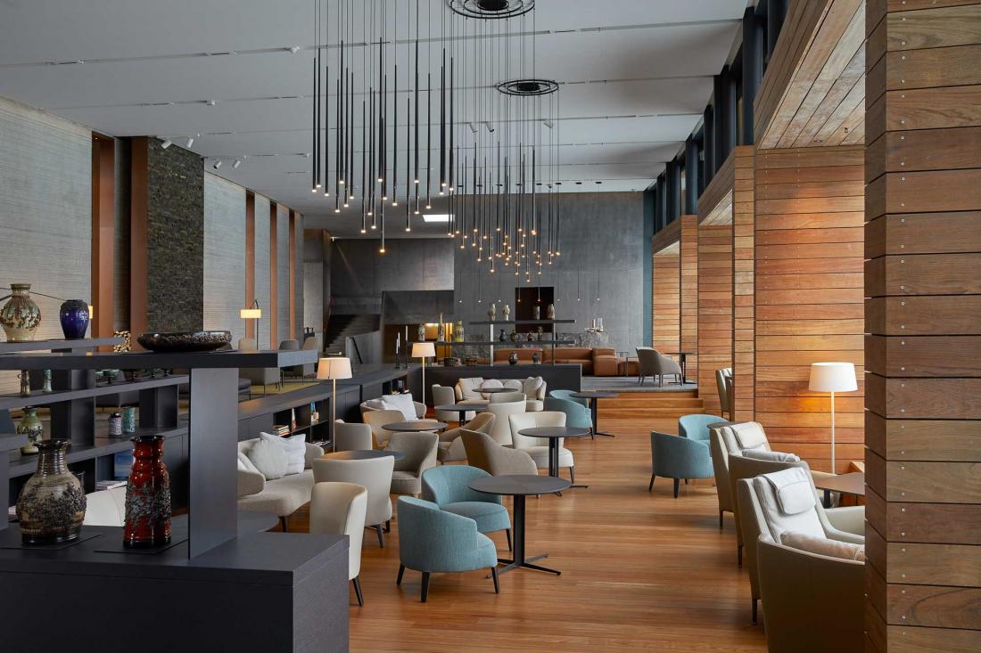 Le lobby est pensé comme un lieu de socialisation, avec sa cheminée et sa vue sur le lagon. On sert le petit-déjeuner dans le lounge.