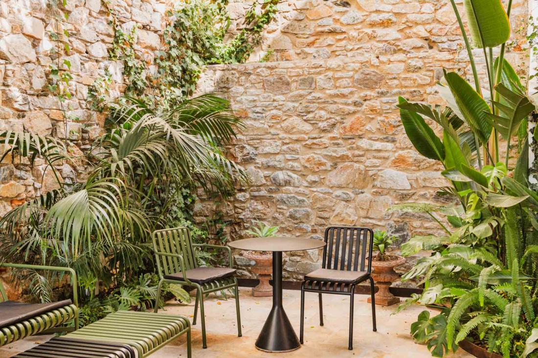 Le bar du jardin offre un moment de fraicheur et d’accalmie 