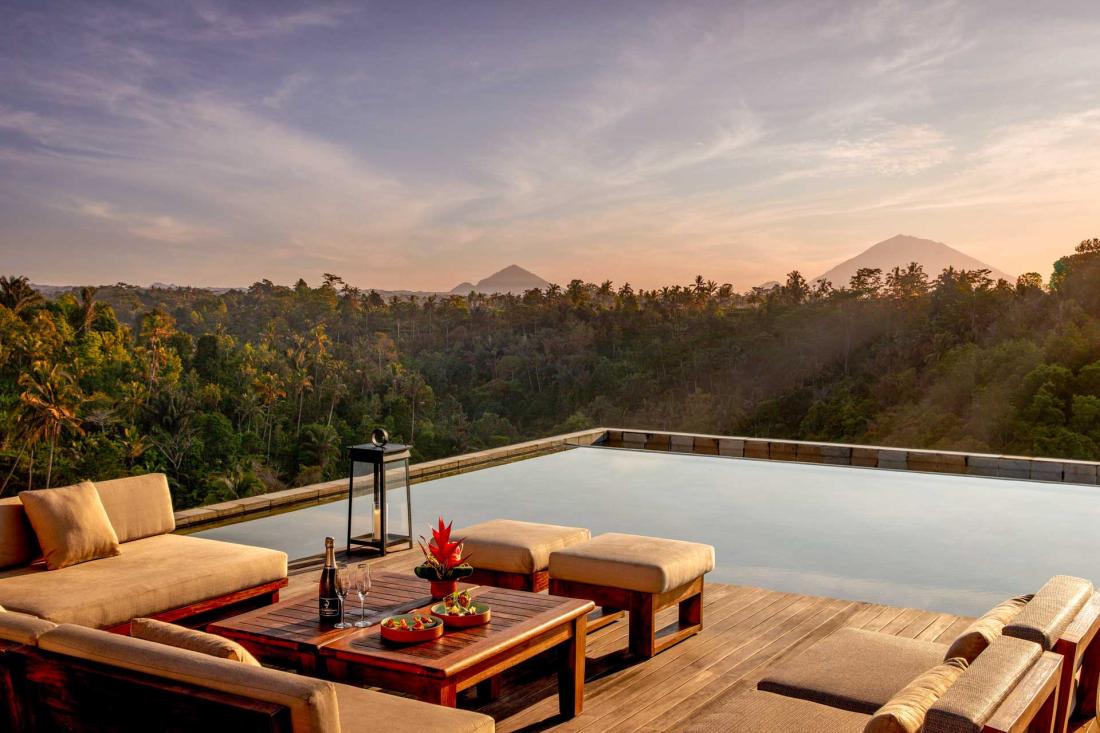Les villas disposent de piscines privées à débordement qui donnent sur la jungle