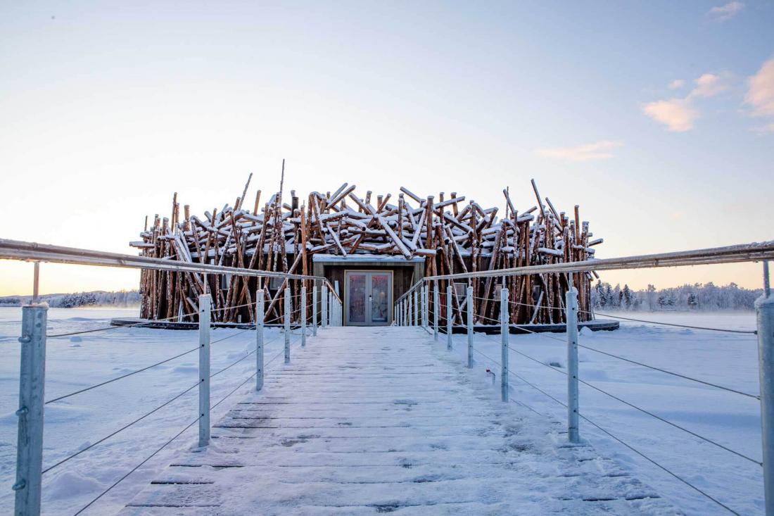 Le bâtiment principal pensé par l’architecte Bertil Harström, qui a collaboré au Treehotel voisin