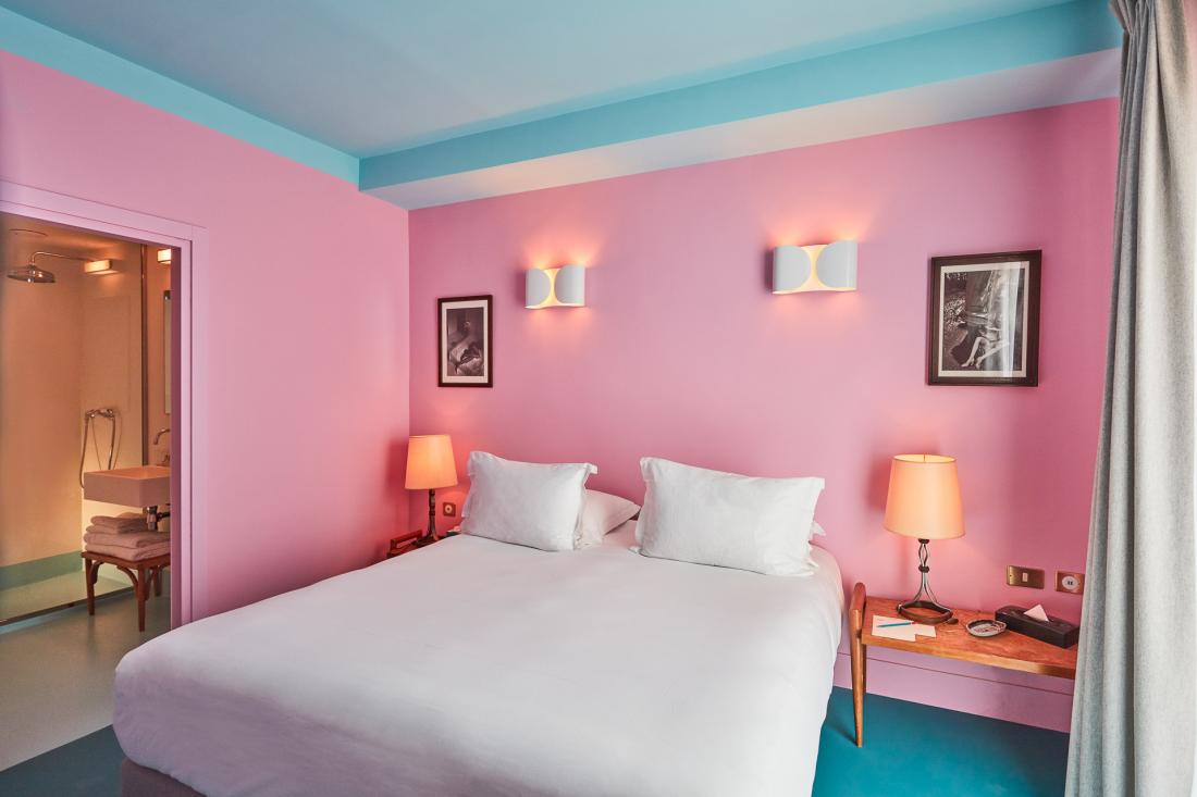Ici une chambre moyenne, avec les photos de pin-up sur les murs, signature des Hôtels Amour. 