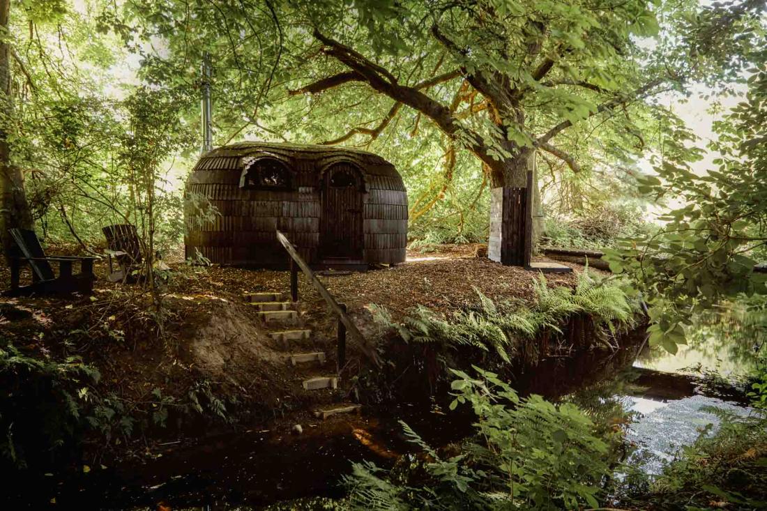 Le jardin clos vieux de 400 ans abrite un café, un magasin et un studio, ainsi qu’un sauna caché dans le vaste terrain