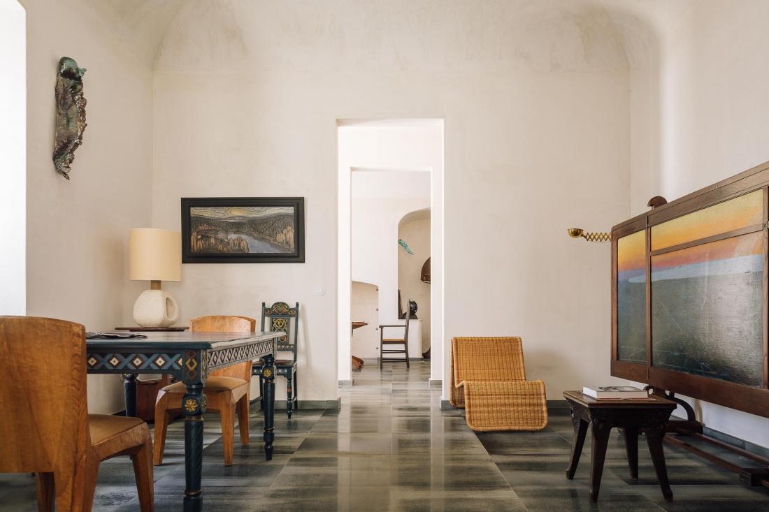 Le bâtiment principal contient le lobby et trois chambres, tandis que les deux autres maisons regroupent cinq suites spacieuses, deux équipées de piscines privées.