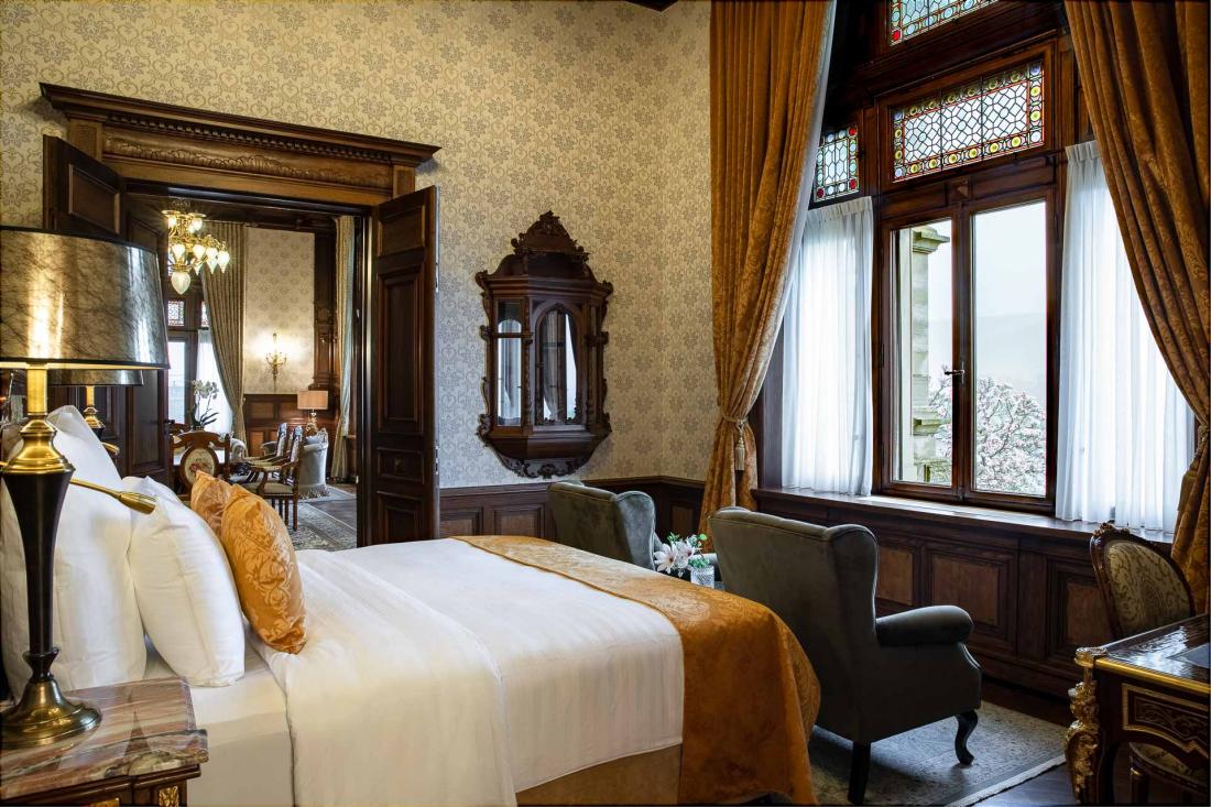 La Suite Empereur est la plus grande de l’hôtel avec 125m², avec jacuzzi privé.