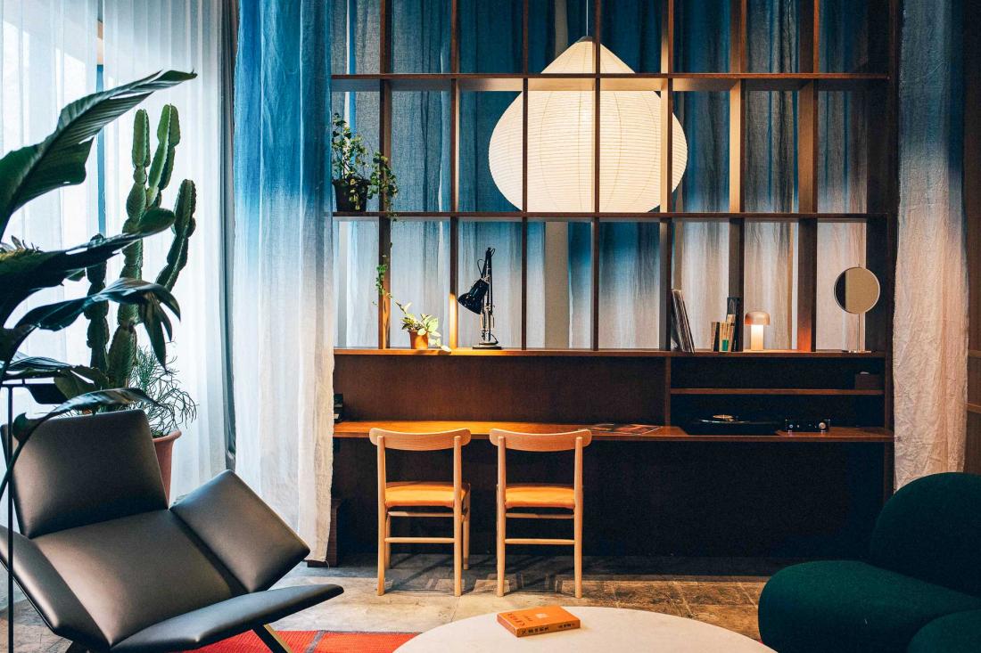 Les canapés sur mesure rembourrés en textiles Kvadrat soulignent les variations entre les sensibilités scandinaves et japonaises, propres au design du K5 Les canapés sur mesure rembourrés en textiles Kvadrat soulignent les variations entre les sensibilités scandinaves et japonaises, propres au design du K5