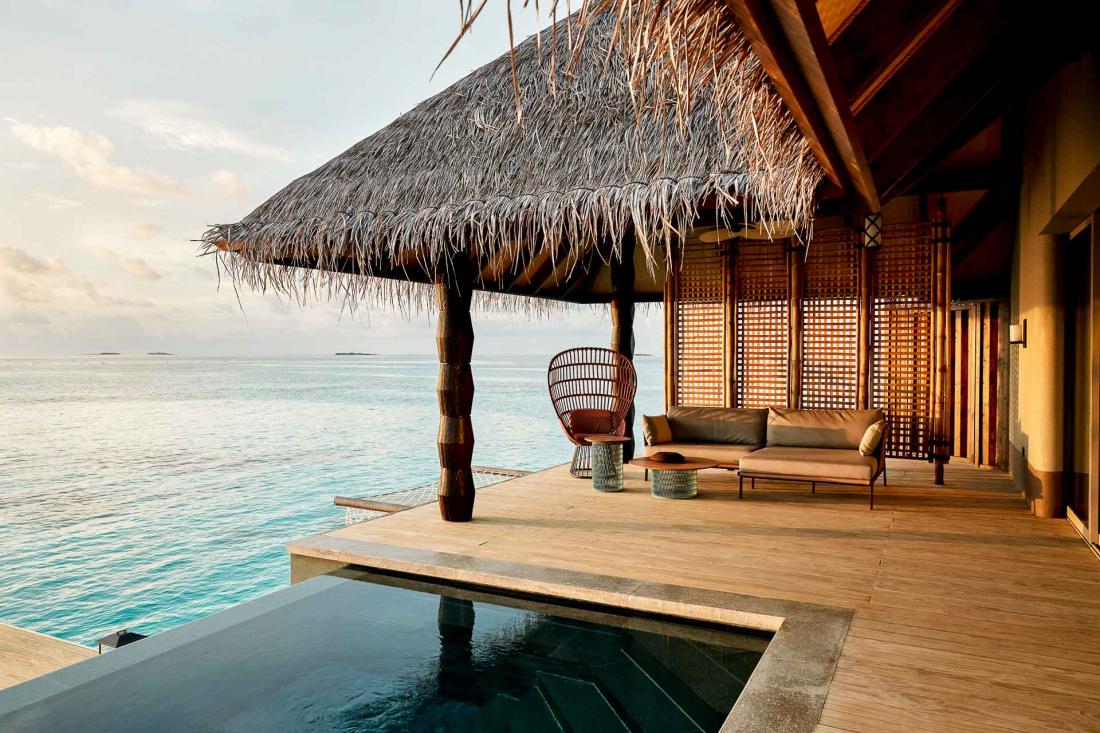 La terrasse et la piscine à débordement invitent à profiter de la caresse du soleil face à l’Océan Indien.