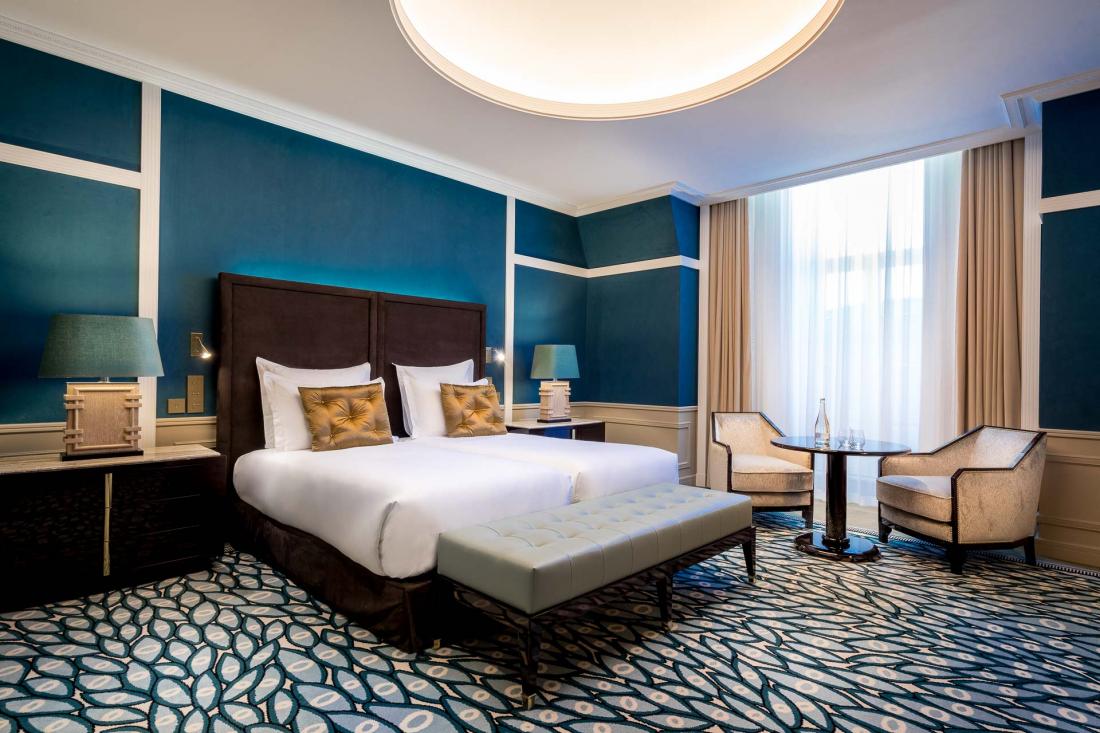 Nuances de beige et de bleu dans la suite Affolante allure années 30.