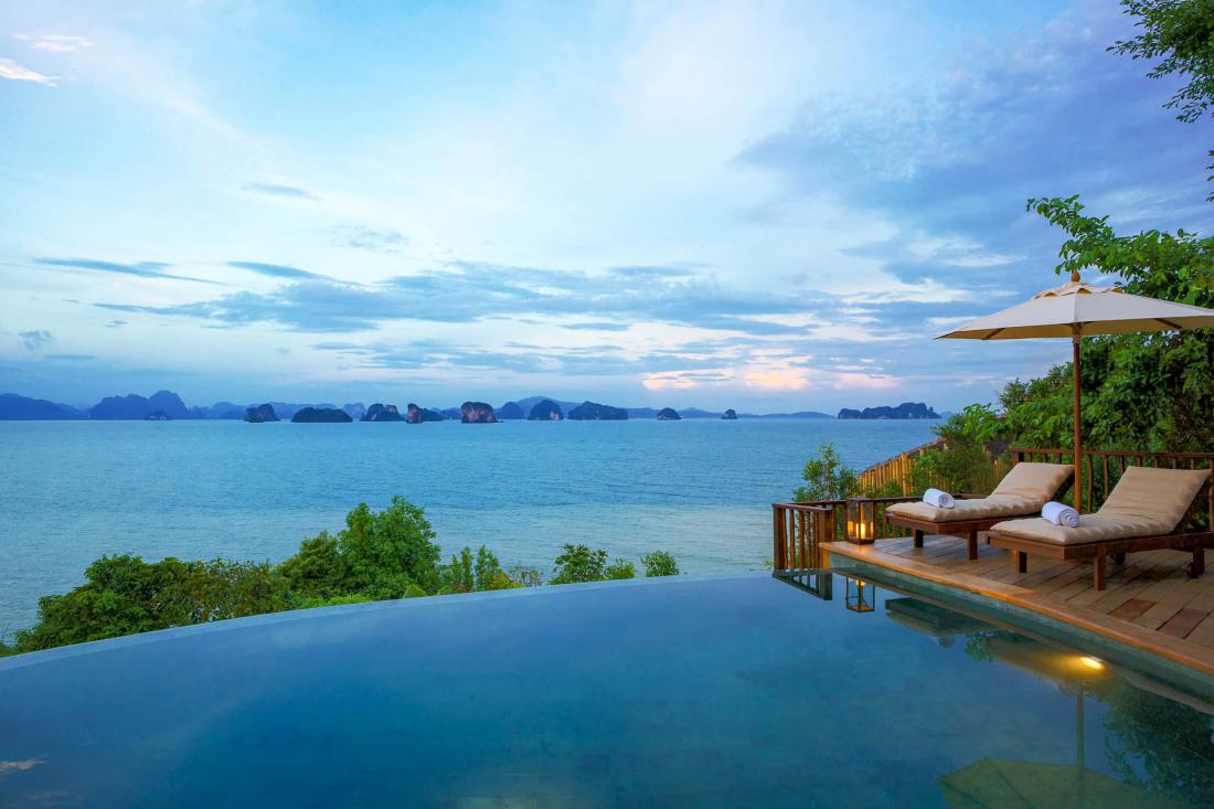 Lorsque le soleil se couche, c’est le moment de commander un cocktail au mixologue attitré à la villa.