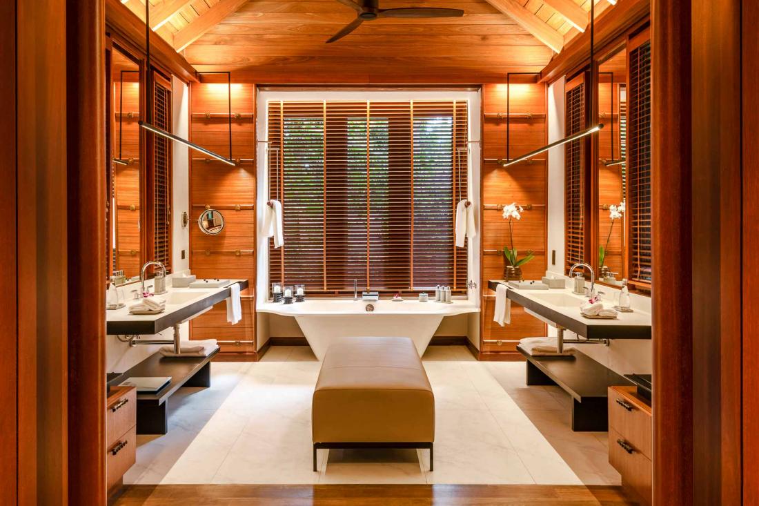 La salle de bain géante enrichie de nouveaux éclairages.