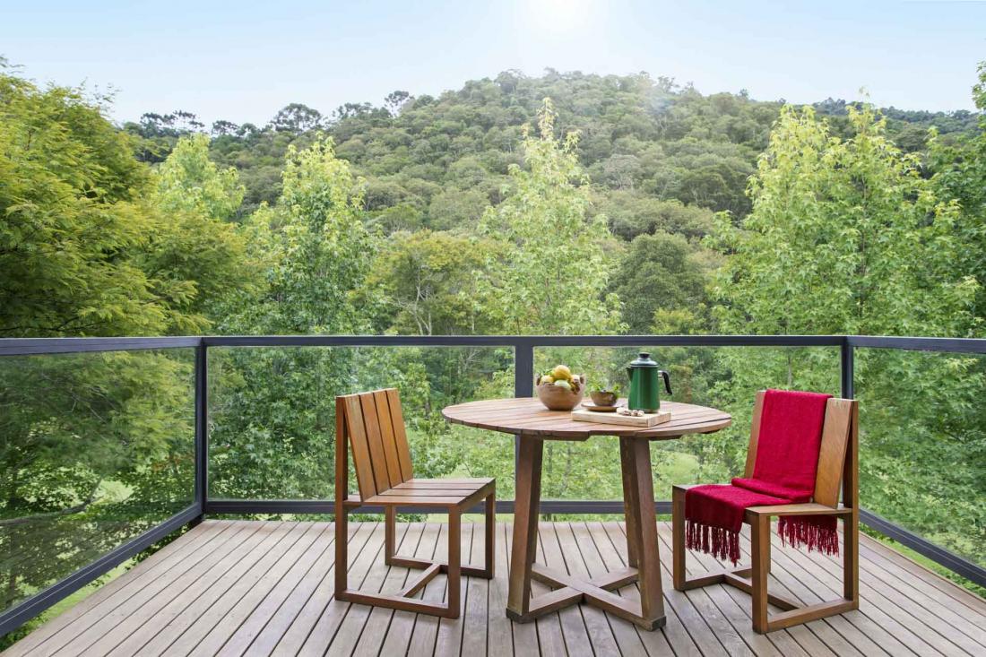 L’immersion dans la nature est totale avec des terrasses qui renforcent le sentiment d’intérieur-extérieur L’immersion dans la nature est totale avec des terrasses qui renforcent le sentiment d’intérieur-extérieur