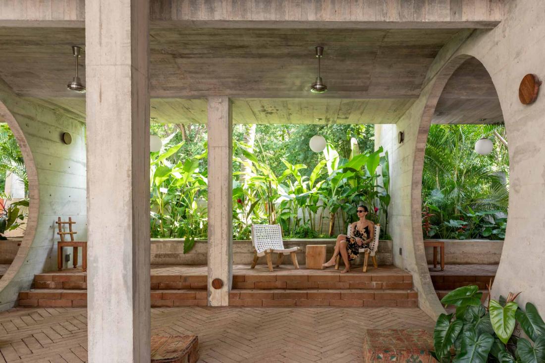 Brique, béton, bois contrastent avec les jardins luxuriants