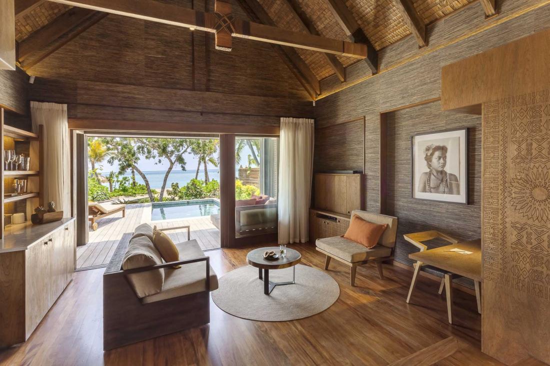 Attenante à la chambre, une terrasse privée en bois avec piscine complète l’espace intérieur.