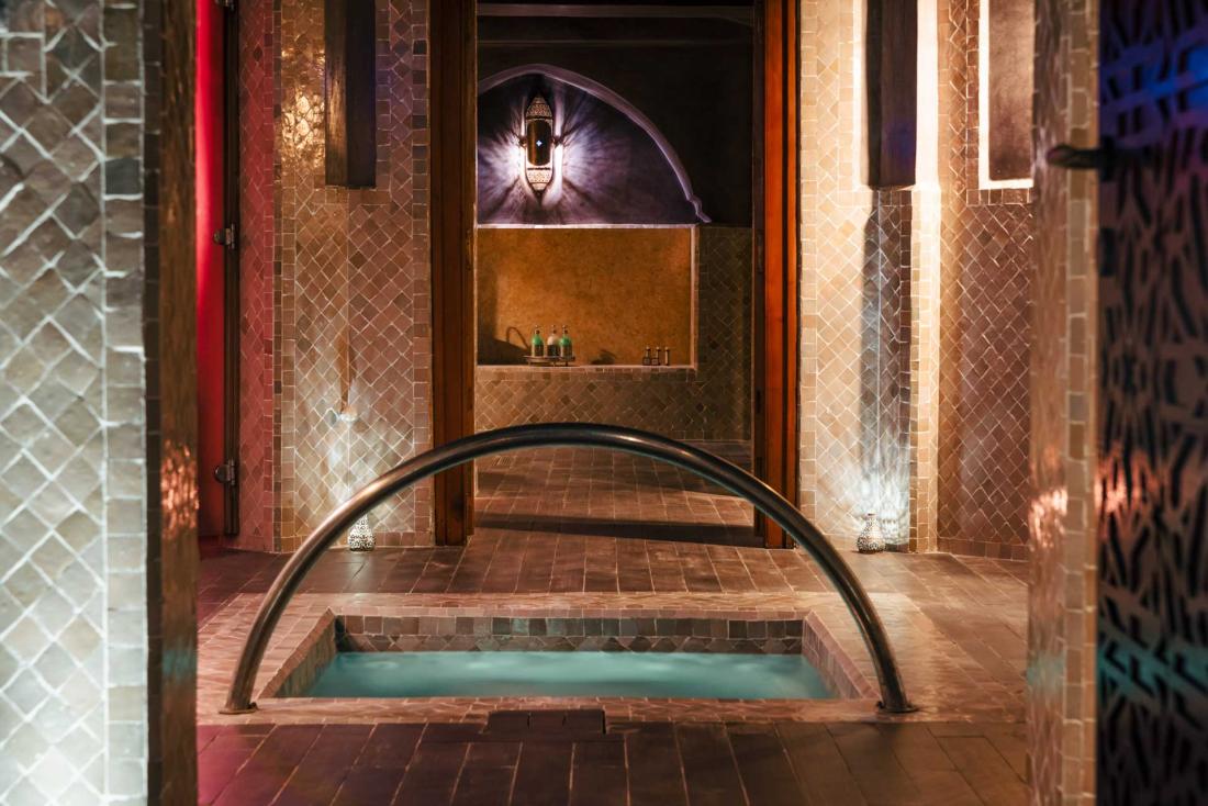 Le carrelage du spa, brun terracotta, invite à la relaxation 