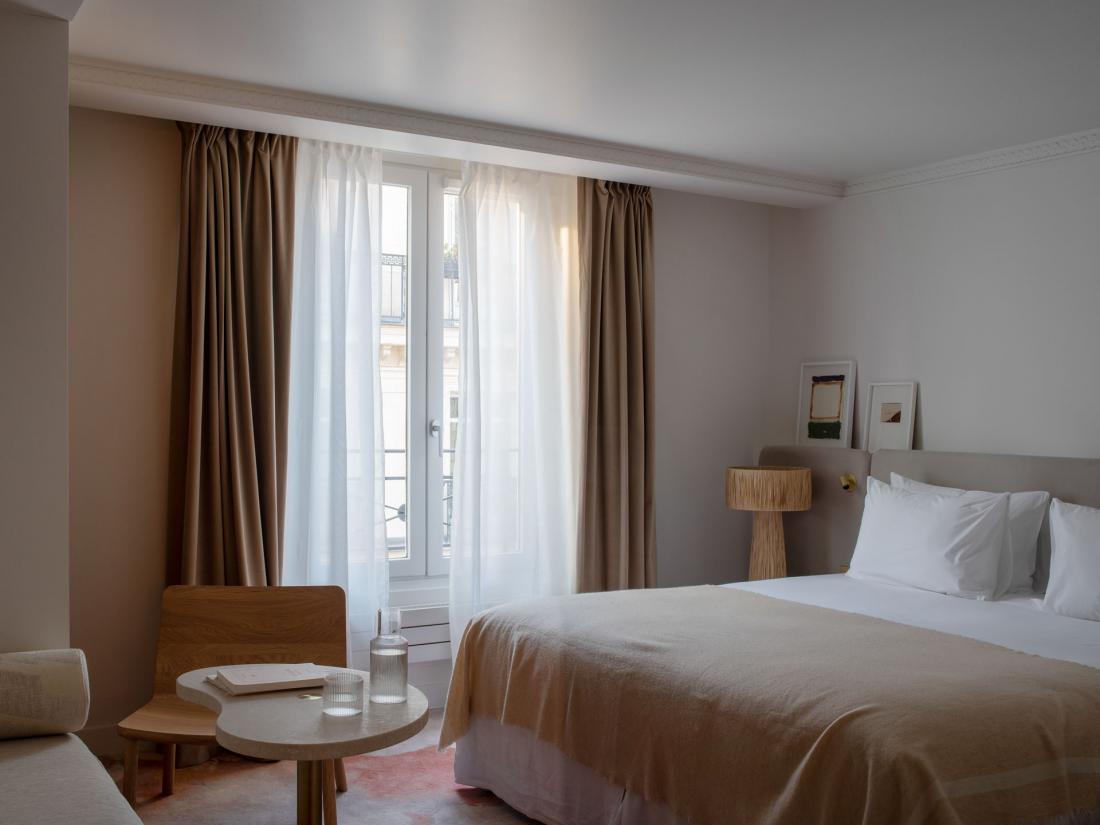 Au 5e étage, 3 chambres possèdent des balcons en enfilade pour des vues sur les toits parisiens