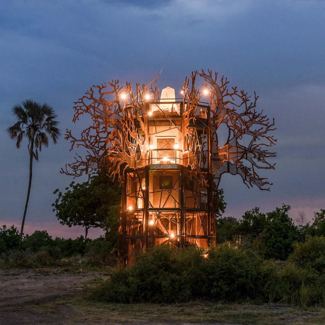 Le baobab en acier de trois étage, éloigné du camp, pour une vraie immersion